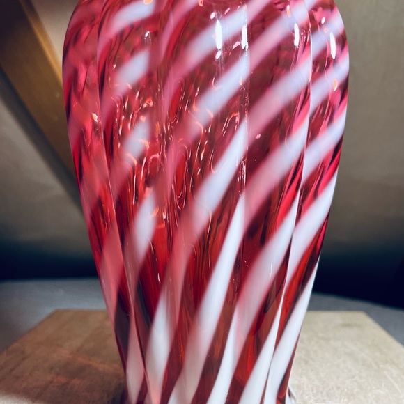 Sold!! Vintage Fenton Cranberry Spiral Opalescent 11.25” Melon Vase - Picture 5 of 7
